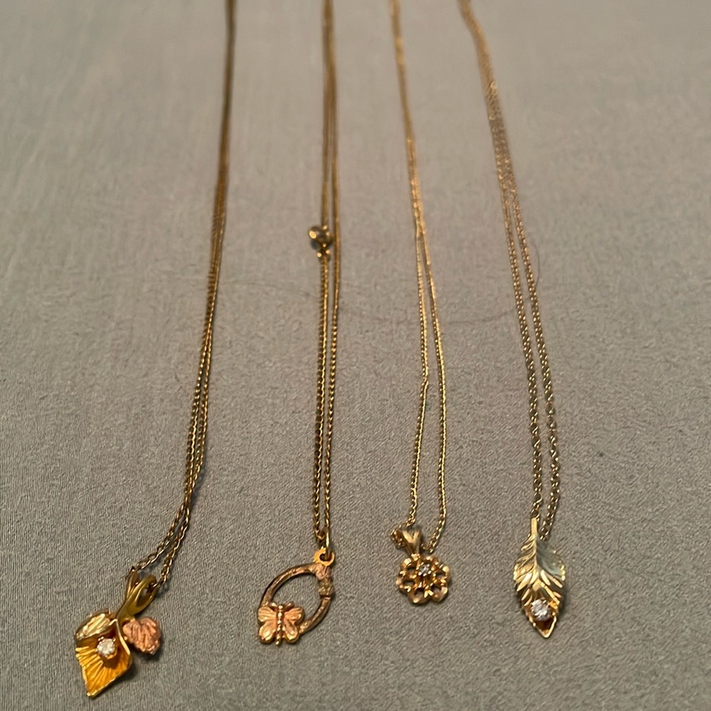4 necklaces 18 ct gold